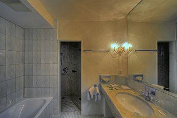 Отель Alpin & Wellness Ludwig Royal 4*